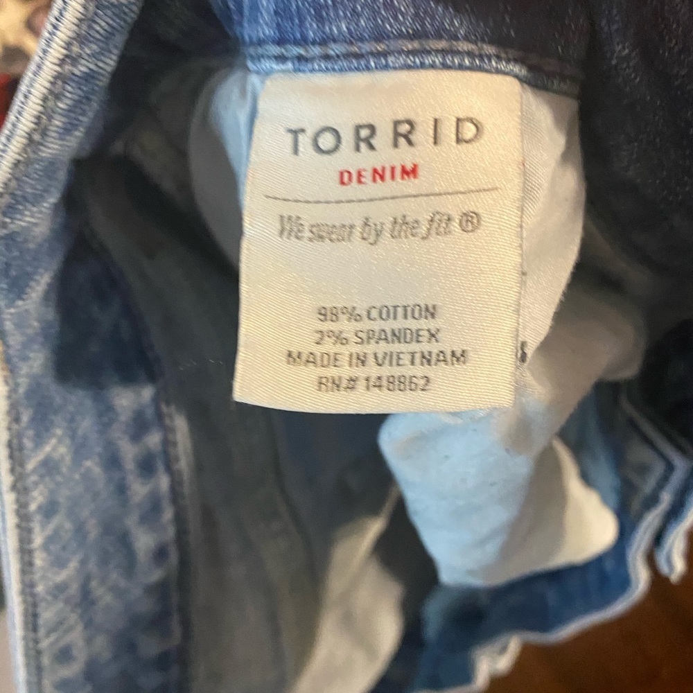 Torrid Plus Size Denim Shorts Size 24 High Rise Frayed Hem Casual Summer - Picture 5 of 7